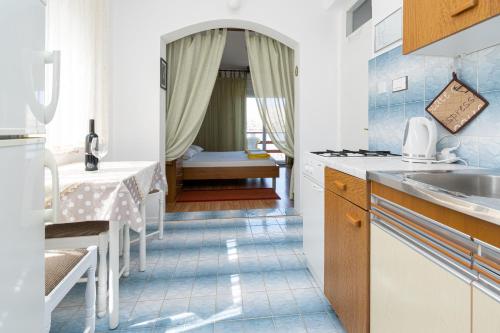Studio with Balcony and Sea View image 3