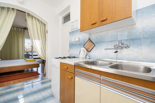 Studio with Balcony and Sea View image 7
