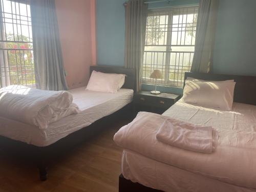Twin Room with Bathroom image 3