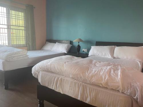 Twin Room with Bathroom image 2