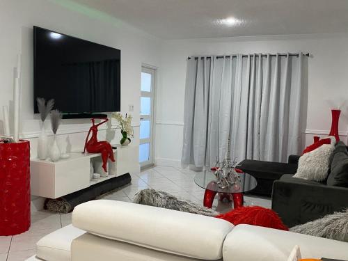 Beautiful House 7 min from Miami Airport w FREE parking in Miami, USA