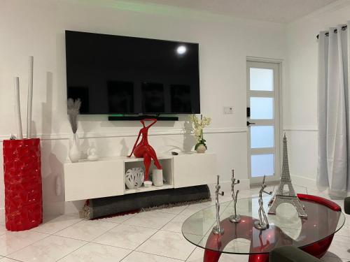 Beautiful House 7 min from Miami Airport w FREE parking in Miami, USA