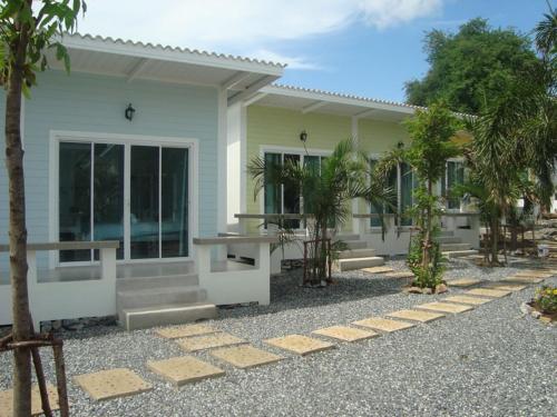 Entrance, Charlie's Bungalows in Koh Si Chang