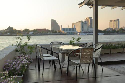 Riverfront house/Chao phraya river/Baan Rimphraya