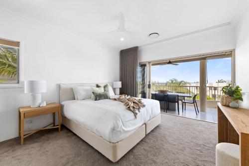 Unit 8 Nereus Stunning and Sophisticated 3 Bedroom Apartment with View - image 2