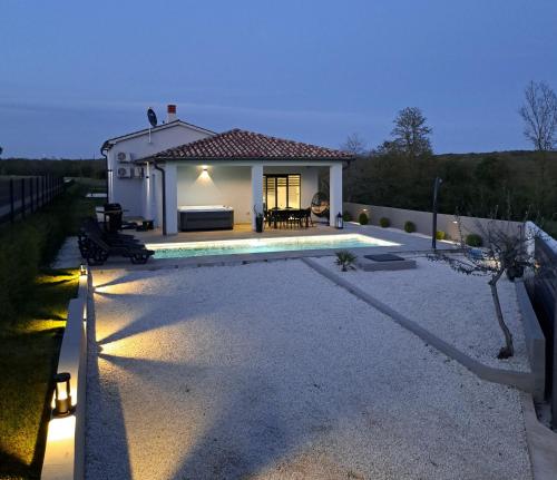 Villa VINE - new luxury holiday house in a green oasis in Manjadvorci