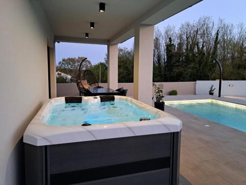 Villa VINE - new luxury holiday house in a green oasis in Manjadvorci