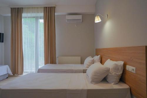 3 twin beds