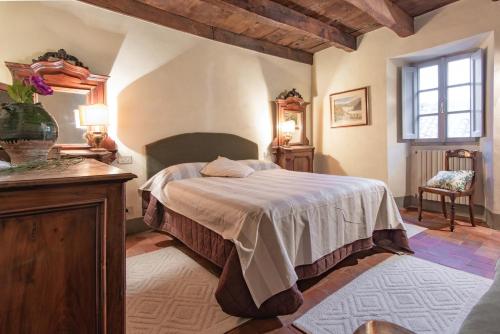 GuestHost - Sillicagnana Castle Villa with Swimming Pool! in San Romano In Garfagnana