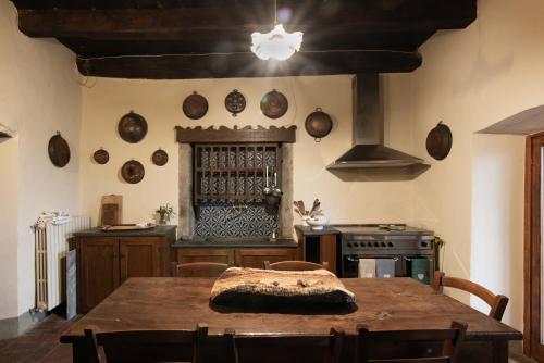Konyha, GuestHost - Sillicagnana Castle Villa with Swimming Pool! in San Romano In Garfagnana