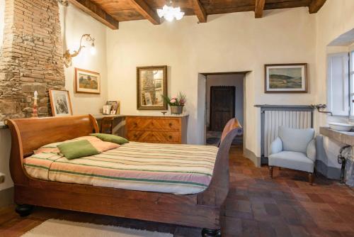 GuestHost - Sillicagnana Castle Villa with Swimming Pool! in San Romano In Garfagnana