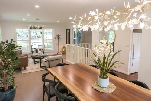 บ้านเดี่ยว 5 ห้องนอน 3 ห้องน้ำส่วนตัว ขนาด 2800 ตร.ม. – โบว์รอล (The Grange country retreat, with a birds eye view!) in มิตตากอง