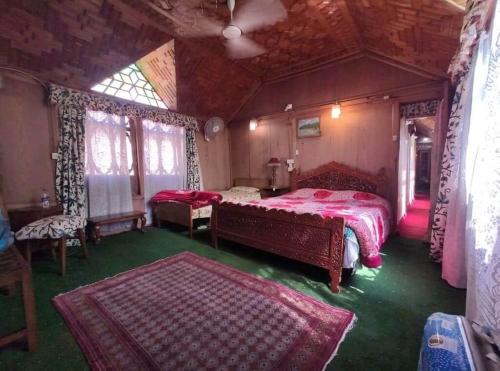 5 Star Luxury Houseboats in Srinagar Kashmir in Srinagar