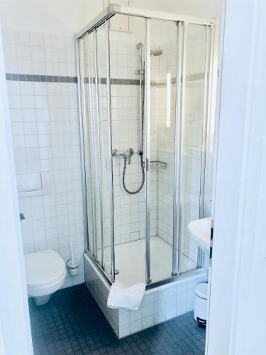 Bathroom, Gasthof Zum Hirsch in Luckau