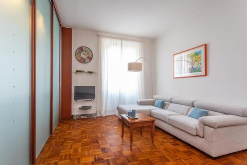 Modern 2BDR apartment vibrant Prati neighborhood, Řím