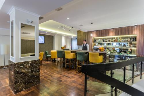 Hotel Royal Inn - image 2