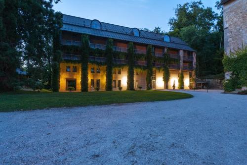 Schloss Münchenwiler - image 9