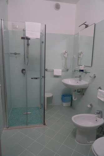 Standard Quadruple Room image 9