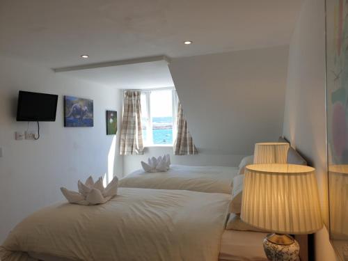 Carnaburg Guesthouse Room Type - Deluxe Twin Room with Sea View