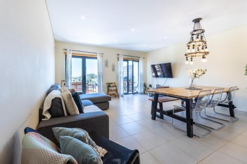  Margarida Sun House Ocean View, Unterkunft in Raposeira