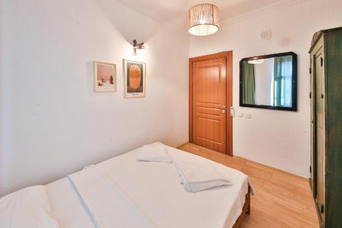 Standard Double or Twin Room image 10
