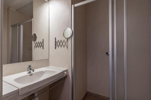 Polar Hotel - image 11