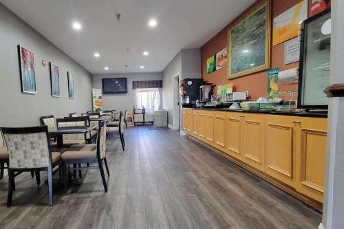 Quality Inn & Suites - image 6
