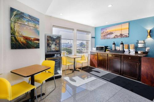 Food and beverages, Oceanside Inn & Suites, a Days Inn by Wyndham in Fort Bragg (CA)