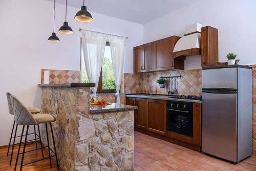 Villa Fran, Private Family Villa with Pool, Large Garden, BBQ near Pula in Barban