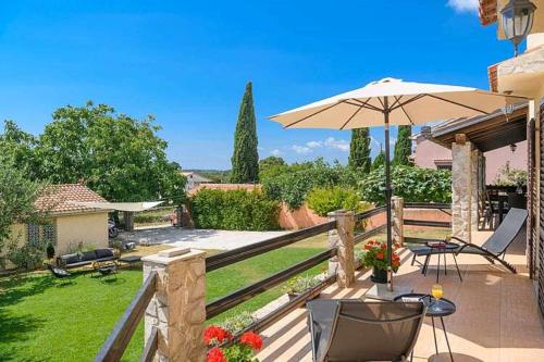 Balkons/terase, Villa Fran, Private Family Villa with Pool, Large Garden, BBQ near Pula in Barban
