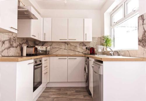 ห้องครัว, Rydal house 2 bedroom house with upstairs bathroom in เฮย์ดอกค์