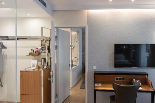 453118204 Tivoli Hotel