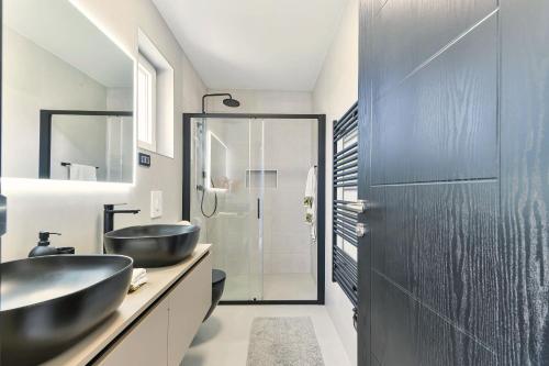 Three-Bedroom Villa image 9