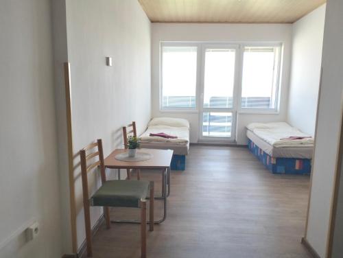 4 twin beds