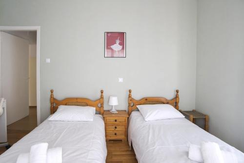 Andromaxi 2BR Apt near SNFCC AC WiFi - image 9