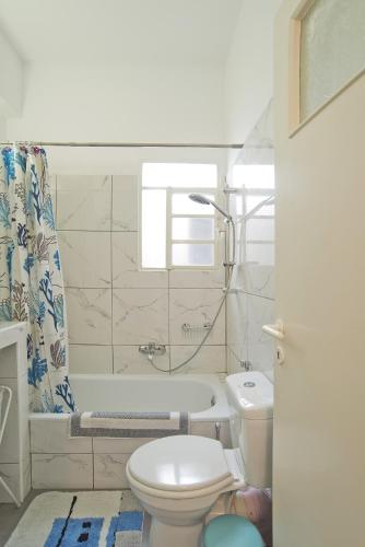 Andromaxi 2BR Apt near SNFCC AC WiFi - image 5
