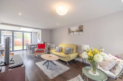 Central Windsor, 5 mins to Legoland, Driveway - By Tempstay gîte à louer Frogmore House