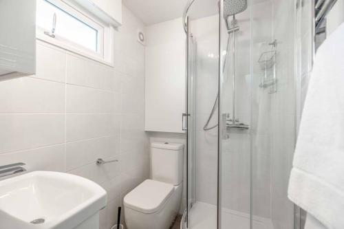 Central Windsor, 5 mins to Legoland, Driveway - By Tempstay, Windsor (zdjęcie 5)