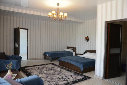 1 king bed, 1 twin bed
