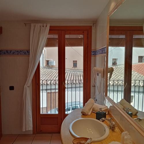 Hostal Tastavins Room Type - Triple Room with Balcony