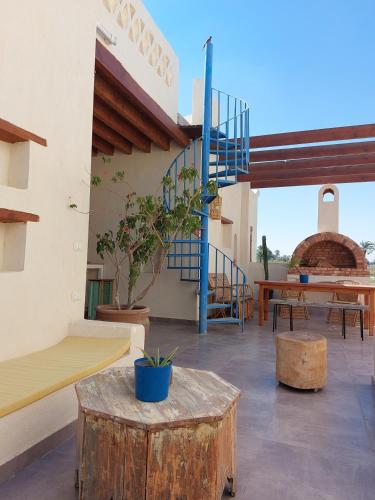 阳台/露台, The Roof by Barefoot in Tunis in 法尤姆