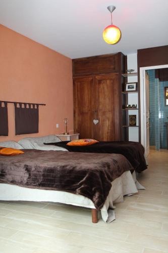 2 twin beds