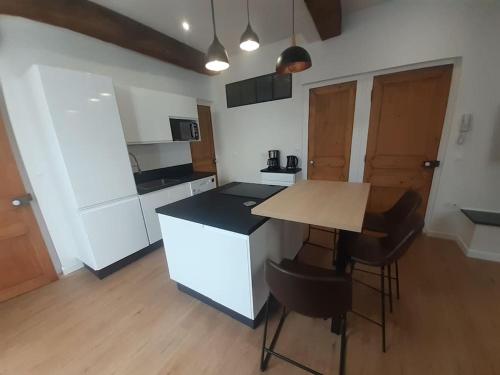 Classé 4 étoiles - Cybèle - Centre ville 2 Chambres, cour privative et Garage (Classe 4 etoiles - Cybele - Centre ville 2 Chambres, cour privative et Garage) in เวียน