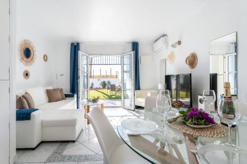 Beach house with direct access to Calahonda Beach and open sea views CS183 - image 4