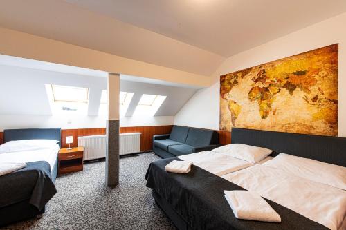 1 queen bed, 2 twin beds