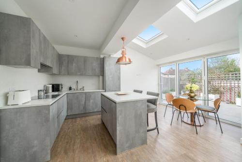 Elegant 3 Bedroom Retreat Minutes from Canary Wharf