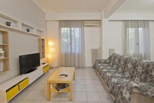 Mavili Square Cozy Apt AC & Kitchen, near Metro, Афины