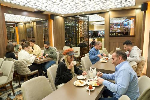 Bonne Sante Hotel - image 8