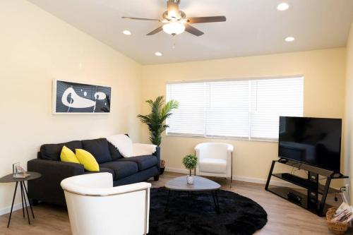 Delt lounge/TV-område, Stylish 3BR near the Beach and Downtown in Wilton Manors