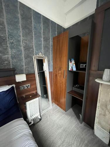 Upstairs Studio - Private kitchenette and Small en-suite, Dublin (photo 4)